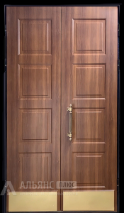 Высокая входная двустворчатая дверь с отделкой филенкой и отбойниками №8 внешняя - фото