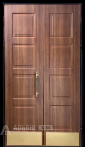 Высокая входная двустворчатая дверь с отделкой филенкой и отбойниками №8 внутренняя - фото